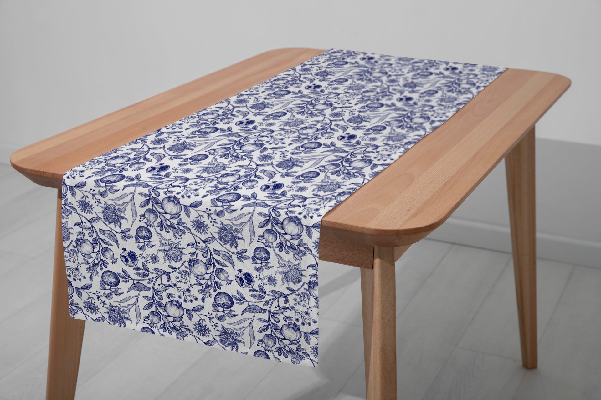Runner - Delft Blauw Exotic Flowers, Birds and Fruits